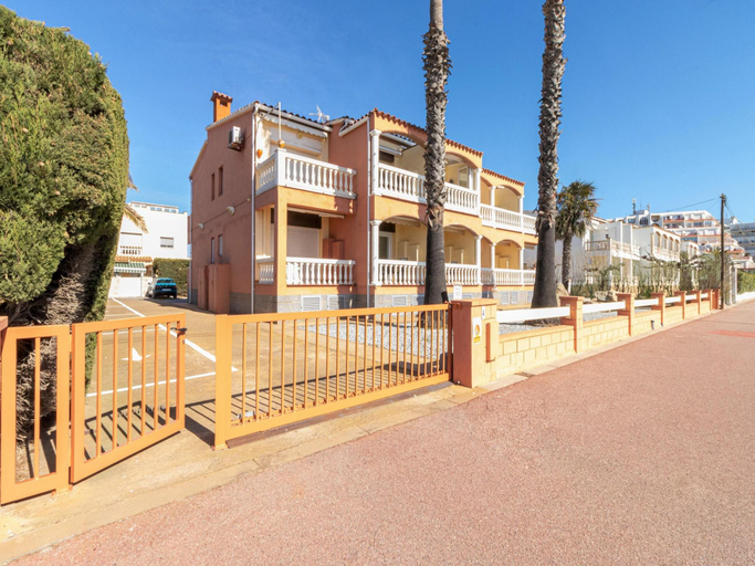 4, Stylish beachfront apartment in Ampuriabrava, Girona