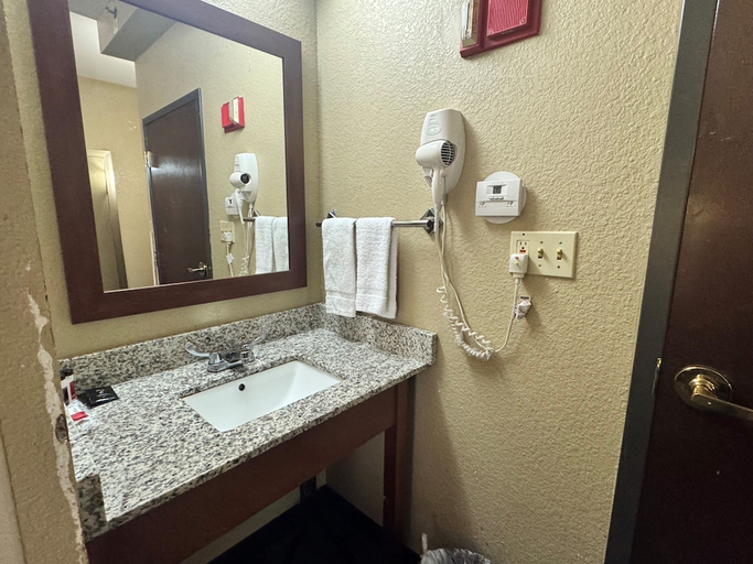 Bathroom 4, AmericInn by Wyndham Memphis East, Shelby