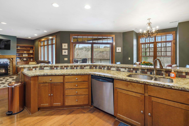 Food & Drinks, Taneycomo Retreat - Lakefront Condo, Taney