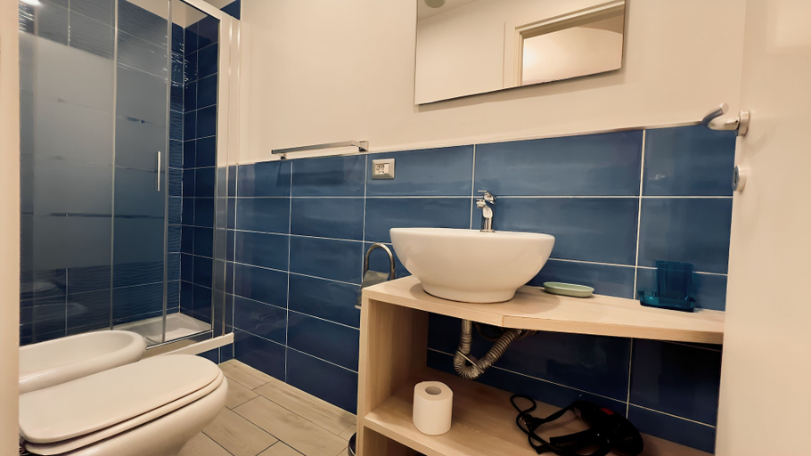 Bathroom 5, Hotel Balilla, Rome