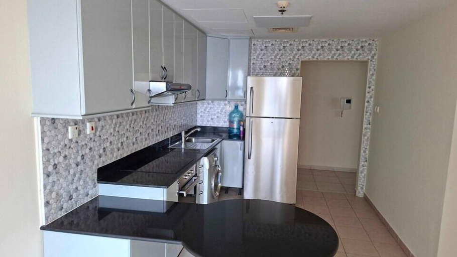 Room 5, Spacious 2 bedroom Apt Near Marina Tram, Dubai