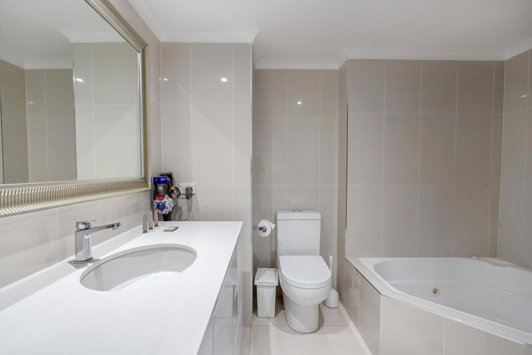 Bathtub, Spacious 2-Bed Apartment Near Dining  Attractions, Canberra