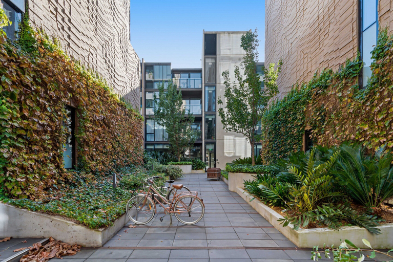Exterior 2, Charming 1-bed Apartment With a Balcony, Melbourne