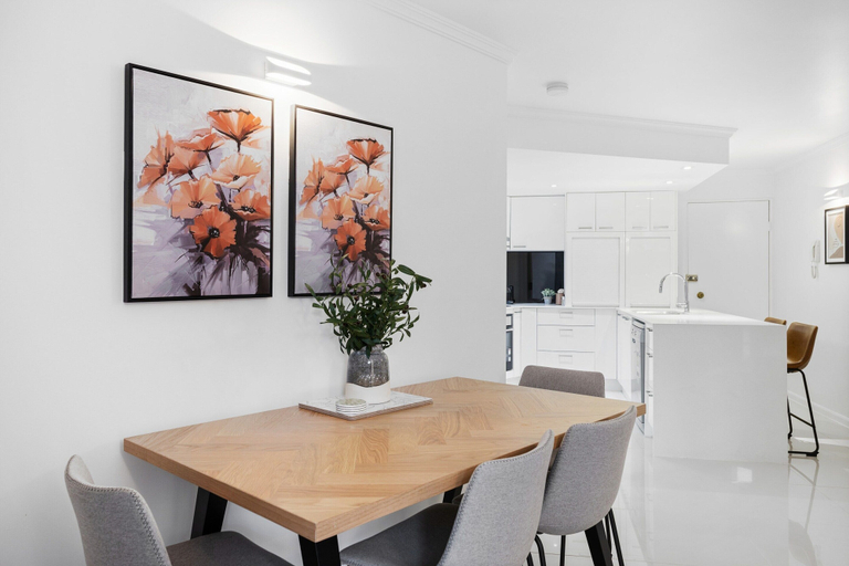 Dining 3, Comfy 2-bed With Pool and Secure Parking, Spring Hill