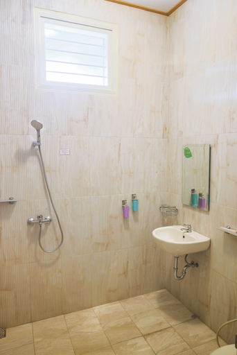 Bathroom 5, Family Hotel Gradia 1, Malang