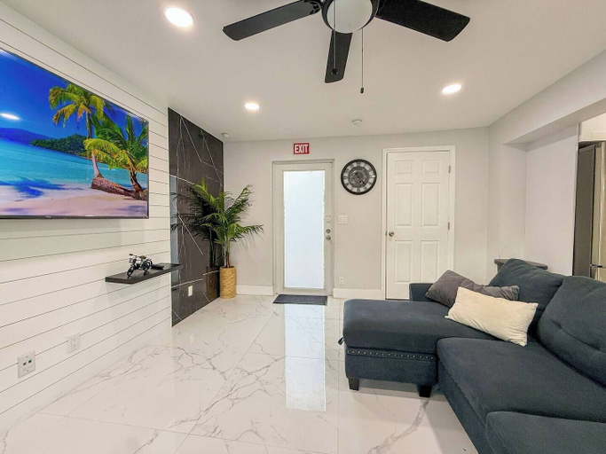 Room 4, Modern Escape Chef s Kitchen Private Yard, Broward