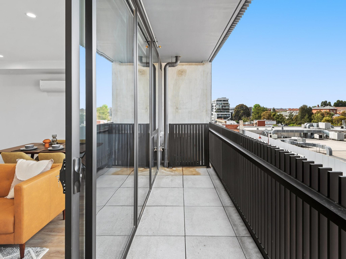 5, Modern Apartment on Burgundy Precinct Parklands, Melbourne