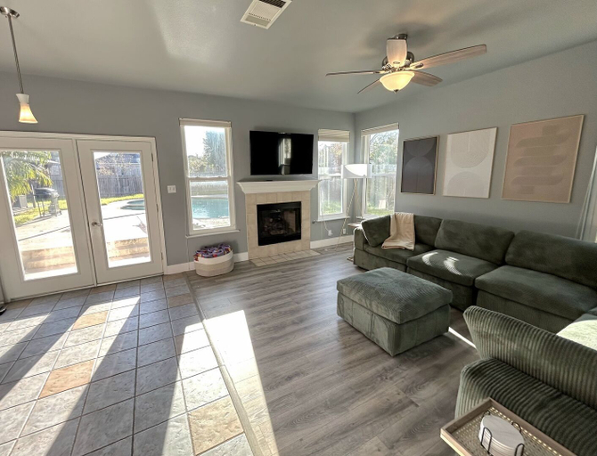 Living area, Denise Dr, Williamson