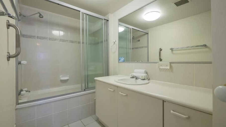 Bathroom, Bayviews & Harbourview Holiday Apartments, Maroochy - Mooloolaba