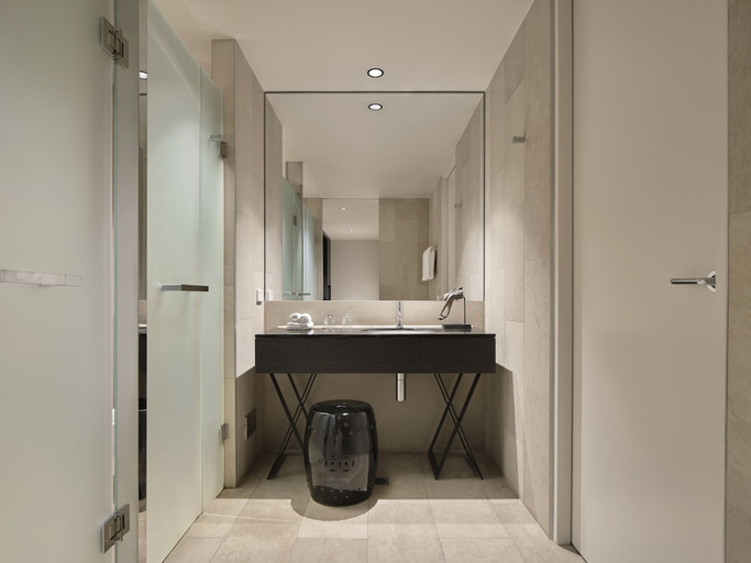 Bathroom 2, Burbury Hotel & Apartments, Canberra