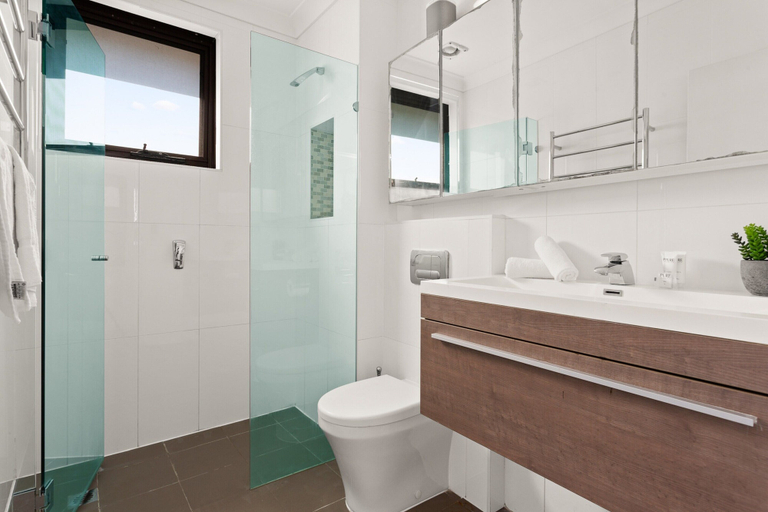 Bathroom, Pristine 2-bed With Expansive Beach Views, Sydney