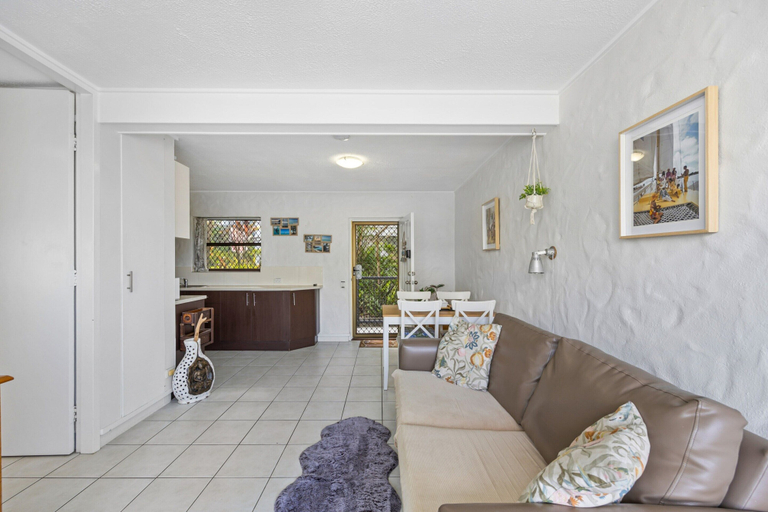 Living area 3, Great Location 1-bed With Pool, Maroochy - Mooloolaba