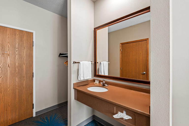 Bathroom 4, Days Inn by Wyndham Carroll, Carroll