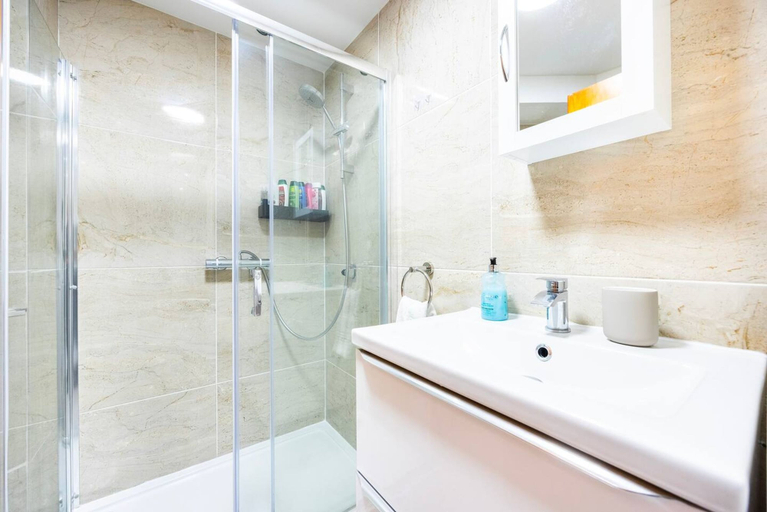 Room 2, 3 Bed 3 Bathroom Flat in Kensington A, London