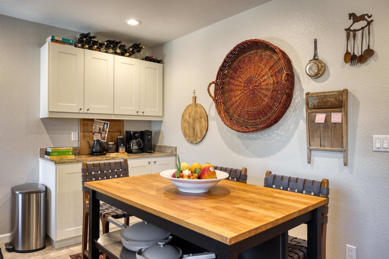 Room 5, Stylish Central Napa Home With Serene Private Yard, Napa