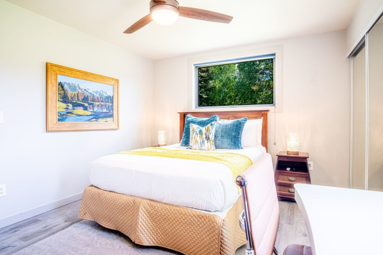 Room 3, Modern Golf View Condo + Resort Amenities, Blaine