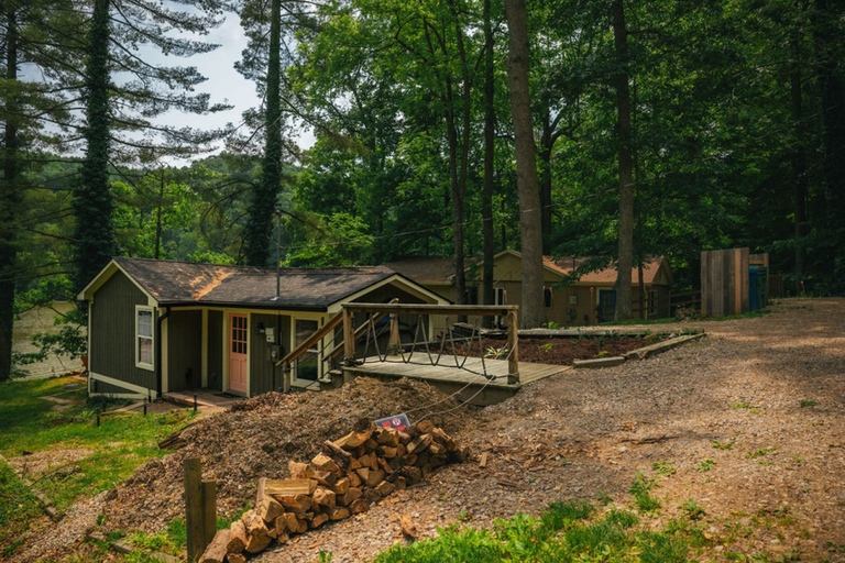 Room 4, Cozy Cabin on Lake Front With Hot tub Firepit, Morgan