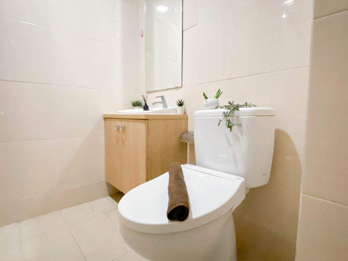 Bathroom 5, Cozy and Pleasant Living Studio at Apartment Oasis Cikarang by Travelio, Cikarang
