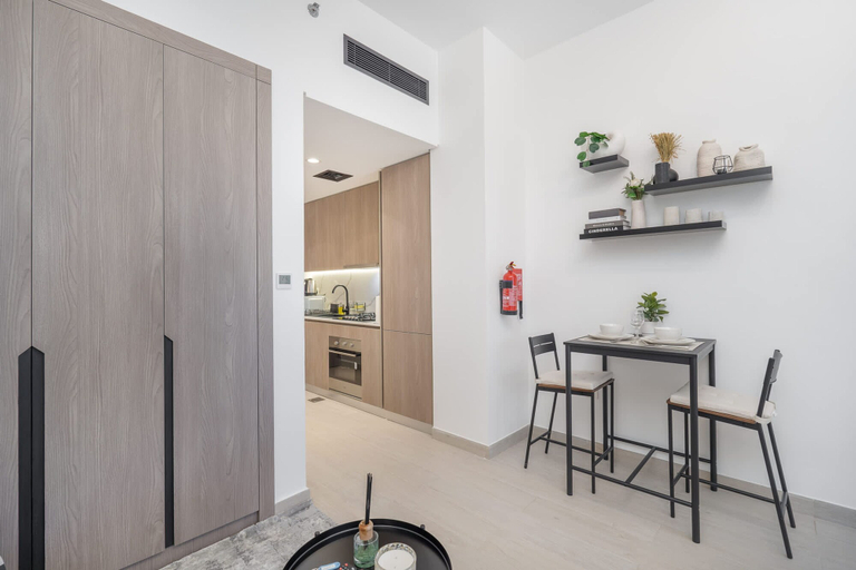 Room 5, Charismatic Studio in Laya Heights Perfect for 2, Dubai