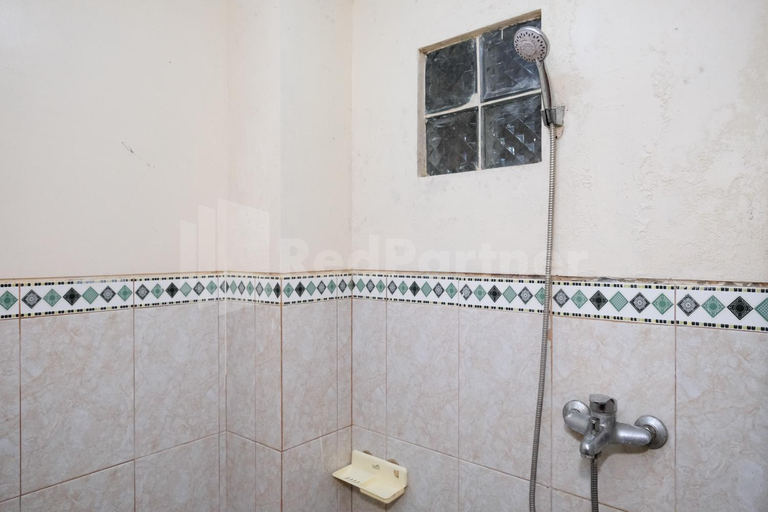 Bathroom, Mas Klimis Guesthouse Pakuwon Mall Mitra RedDoorz, Sleman