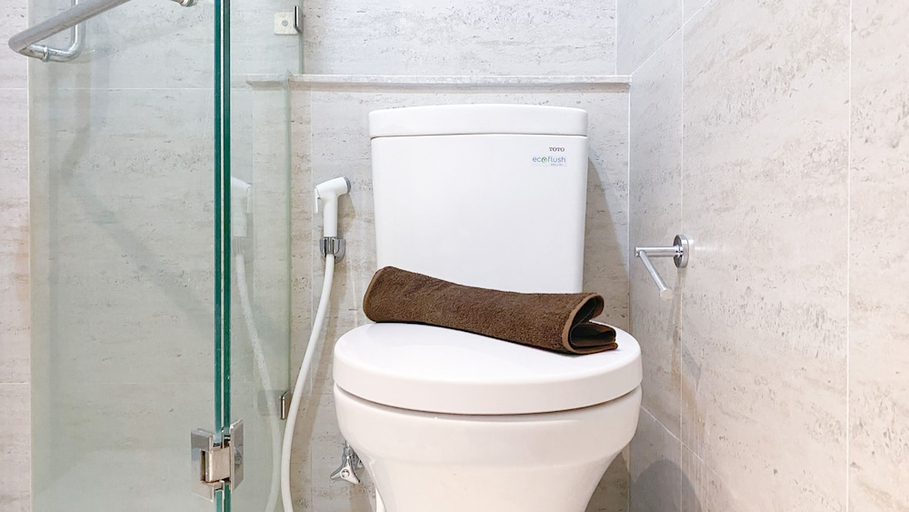 Bathroom 3, Modern Look And Homey 1Br At Gold Coast Apartment, Jakarta Utara