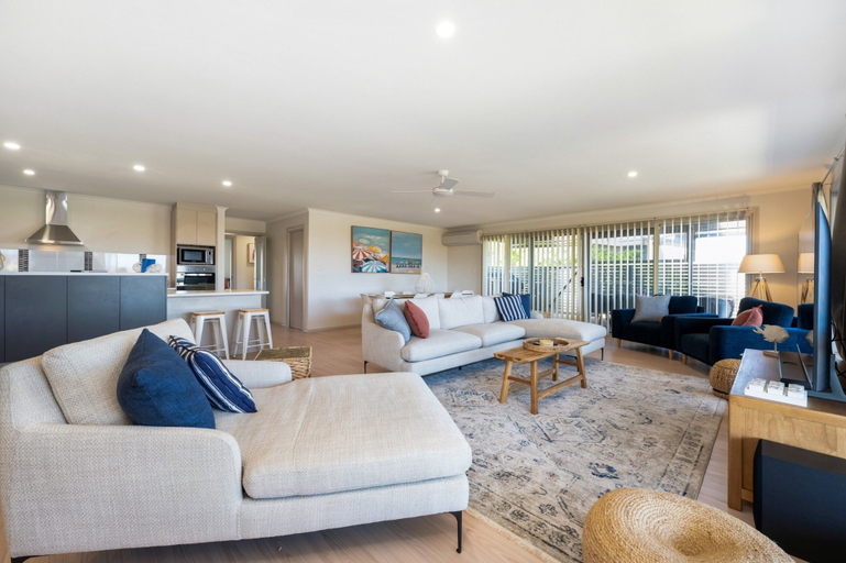 Living room 2, Large Upstairs Family Stay Near Middleton Beaches, Alexandrina - Coastal