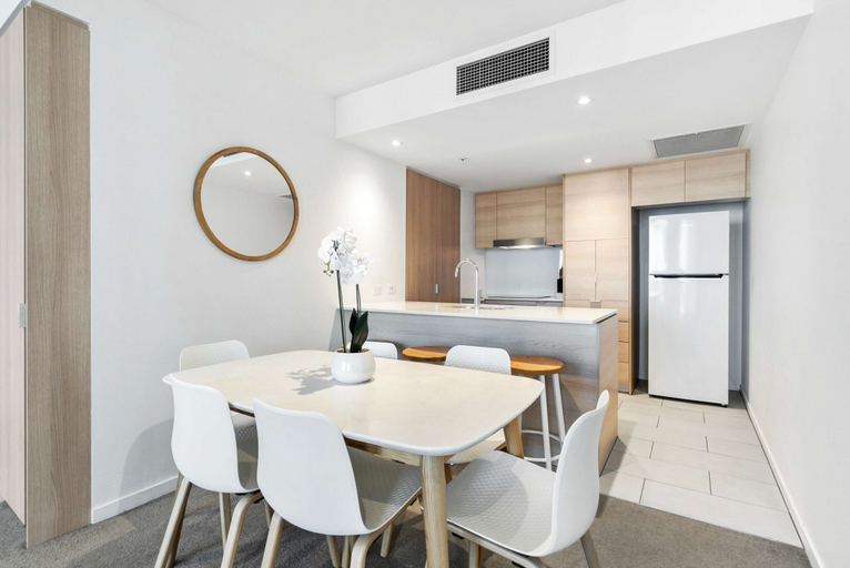 Dining, Elegant 2-bed With Stunning Views, Pool, Bbq, Gym, Gold Coast