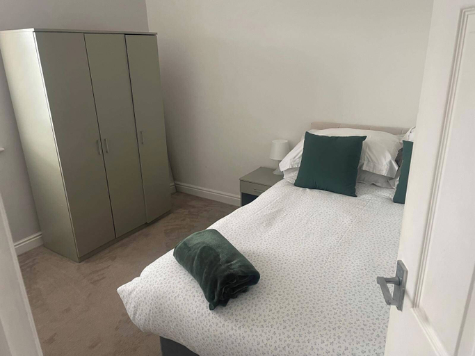 Room 4, Horsforth Apartment Leeds Bradford Airport, Leeds