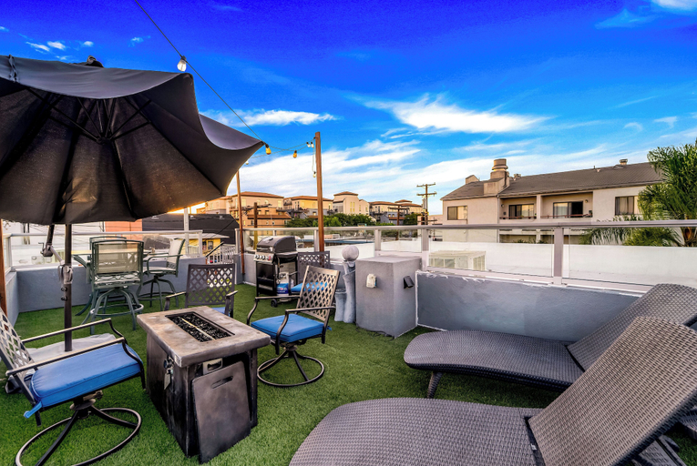 Outdoor dining 5, The U, San Diego
