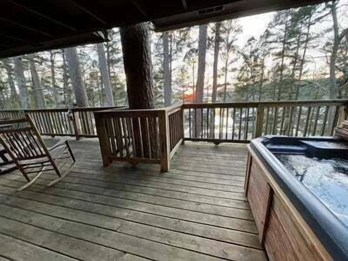 Outdoor spa tub 3, Mountain Harbor two bedroom Lodge cottage by RedAwning, Montgomery