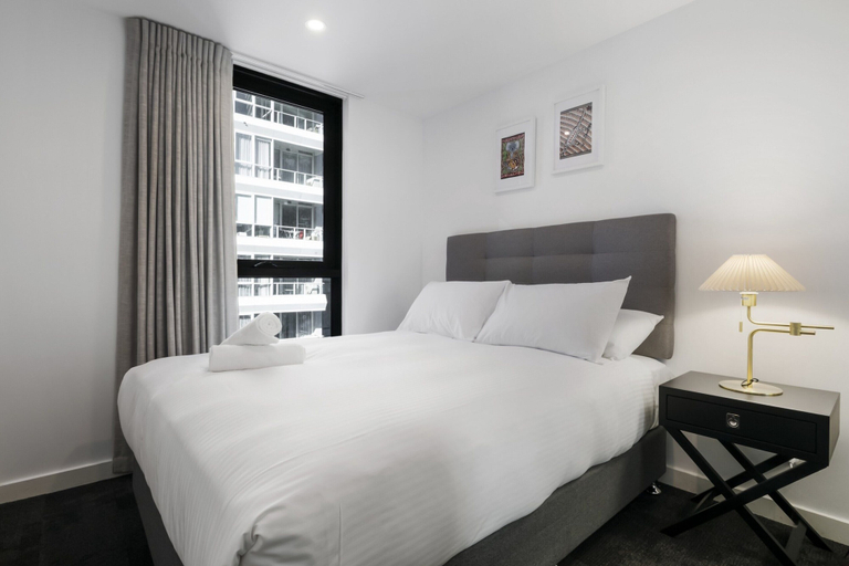 Room 4, Sleek Southbank 2-bed Apartment With Balcony Views, Melbourne