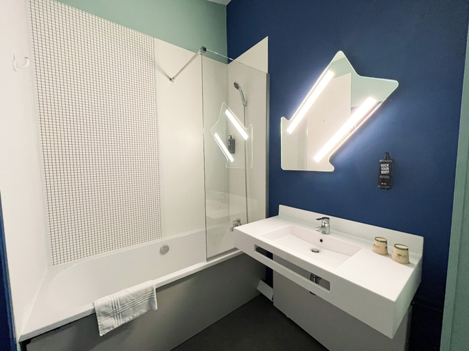 Bathroom 5, ibis budget Alès Saint Christol, Gard