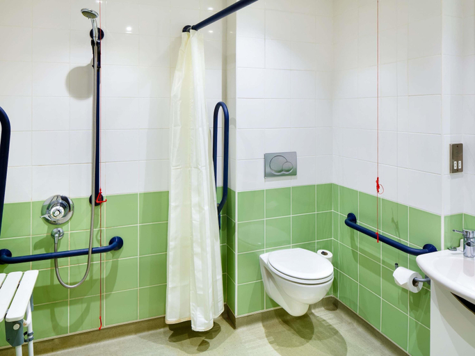 Bathroom 4, ibis budget Beaconsfield, Buckinghamshire