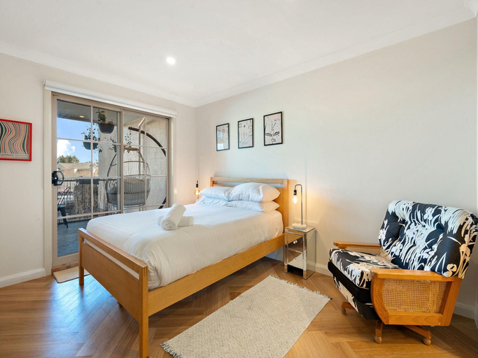 4, Bed Apartment in Holiday Style Resort with Pool, Canberra