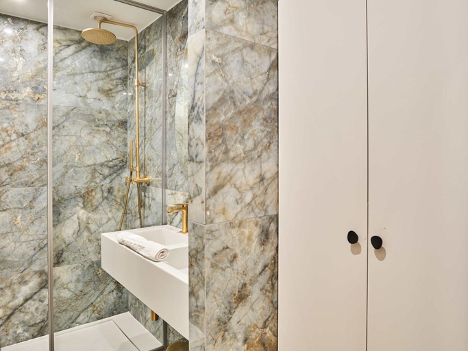 2, Superb air-conditioned flat on the Champs Elysees, Paris