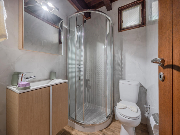 Bathroom, Evergreen, Crete