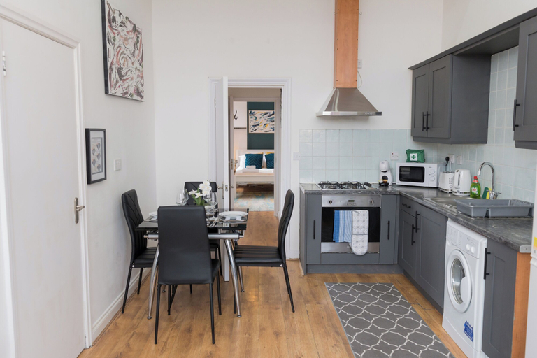 Private kitchen, 3 Bed Flat - Sleeps 6 - Parking - Wifi, Birmingham
