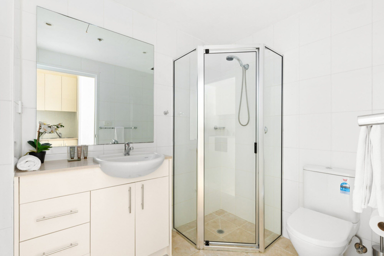 Bathroom 5, Charming Studio Apartment in the Heart of Sydney, Sydney