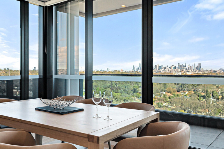Dining 5, Stylish City-view Apartment With Amenities, Melbourne