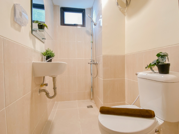 Bathroom 5, Functional 2BR at Apartment Meikarta By Travelio, Cikarang