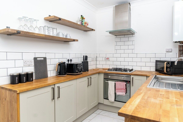 Private kitchen 5, Spacious & Comfortable 2-bedroom Home, Swansea