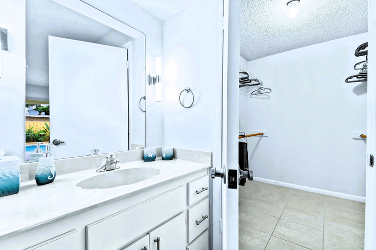 Room 3, Luxury Sleeps 12 Kings Pool 2 Hot Tubs, Palm Beach