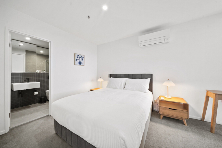 Room 2, Sleek 2-bed Apartment With Rooftop Garden Access, Canberra