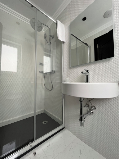 Bathroom 2, Msida marina
