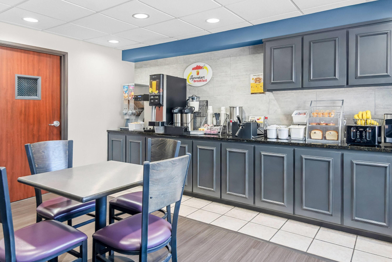 Food & Drinks 5, Super 8 by Wyndham Weatherford, Parker