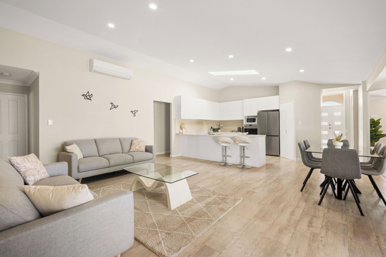 Living area 5, Spacious Family Home Wifi and Salt Pool, Gold Coast