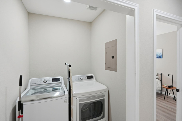Room 4, Cozy 3BR Duplex Insuite Laundry Min to Downtown, Bexar