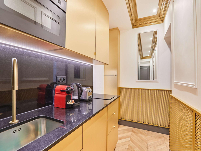 2, Superbe flat with AC Champs Elysees Av Montaigne, Paris