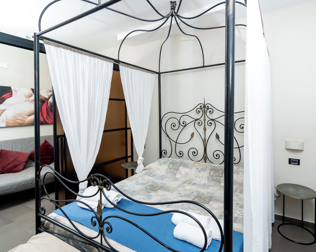 Bedroom 5, VESUVIANUS Rooms and More, Napoli