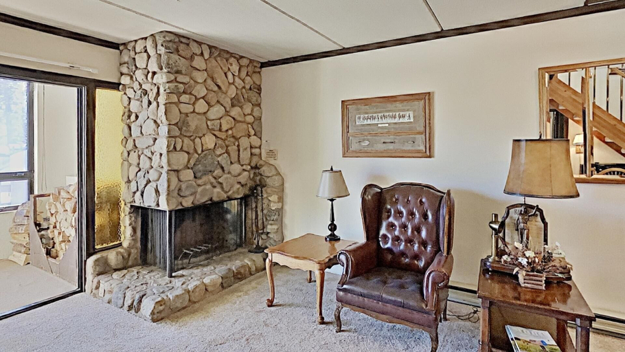 Others 4, Comfortable Cozy 2 Bedroom Condo with Loft!, Mono